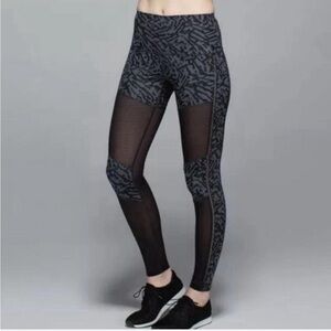 New lululemon “hot to street pant” leggings size 6. New with tags.